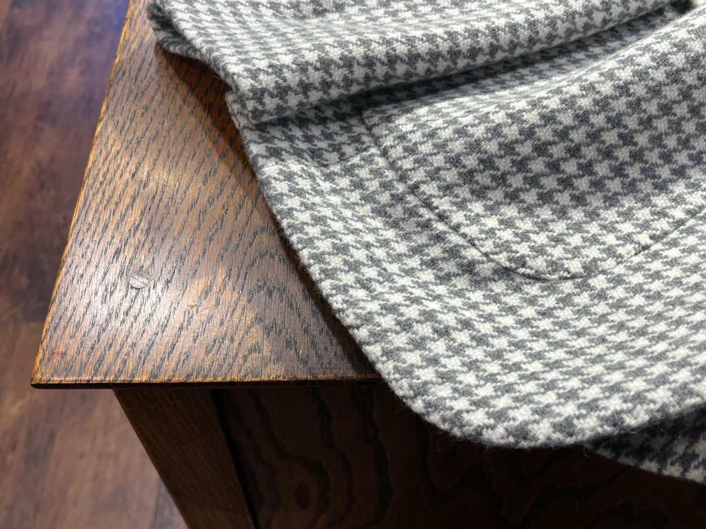 グレーとホワイトの細かなハウンドトゥース柄ジャケットのディテール。