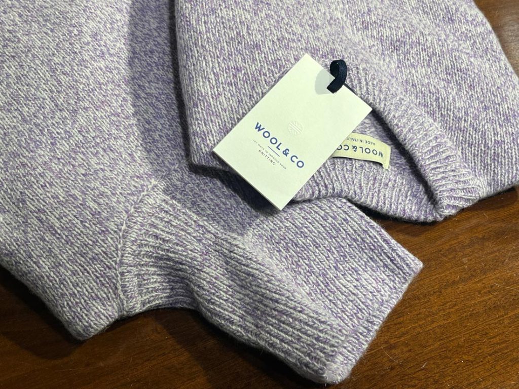 WOOL＆COのライトパープル系クルーネックニットの袖リブとネック部分のディテール