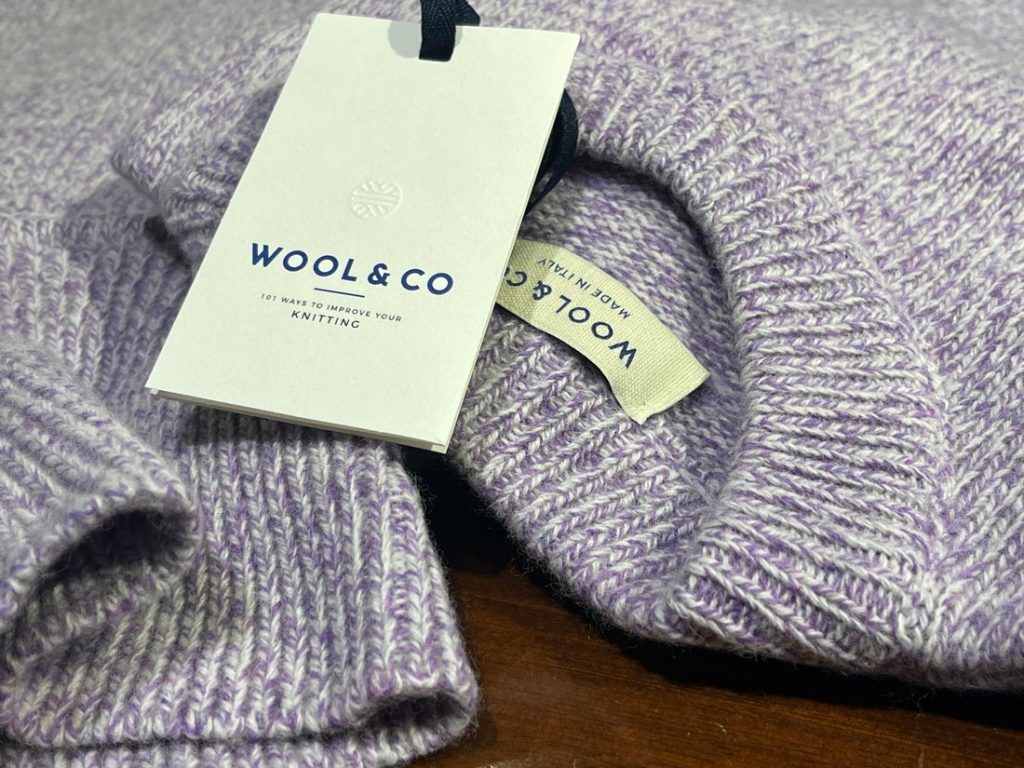 WOOL＆COのライトパープル系クルーネックニットのネック周辺とブランドラベルの拡大写真