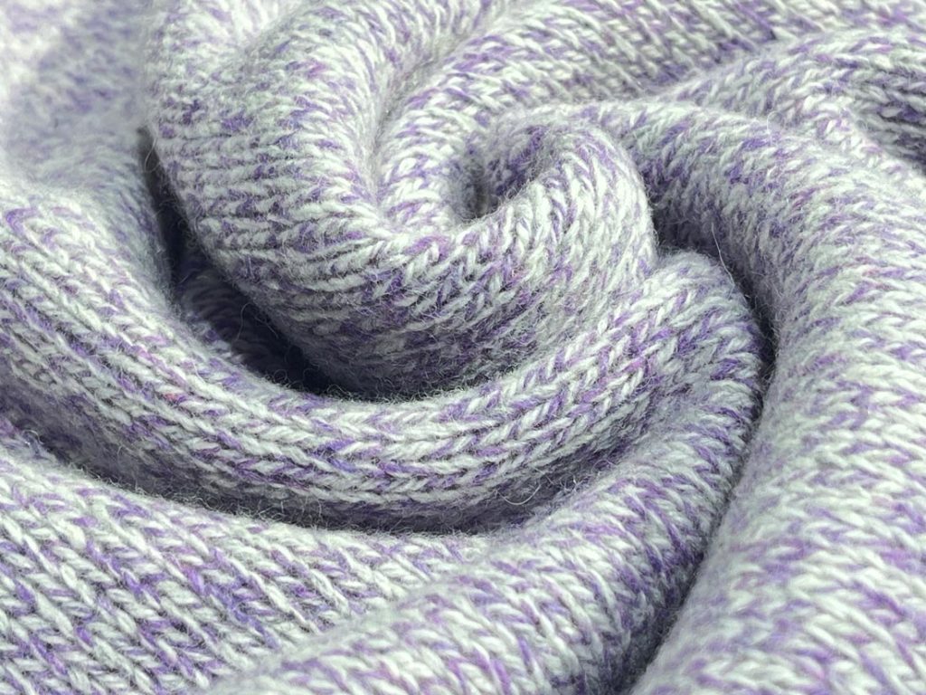 WOOL＆COのライトパープル系ニット生地の立体感と柔らかな質感が伝わるクローズアップ