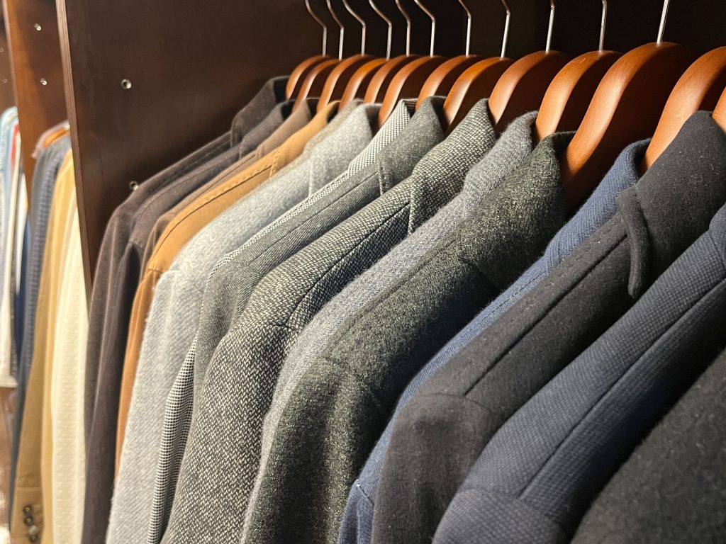 ディスプレイされたジャケットが並ぶ写真