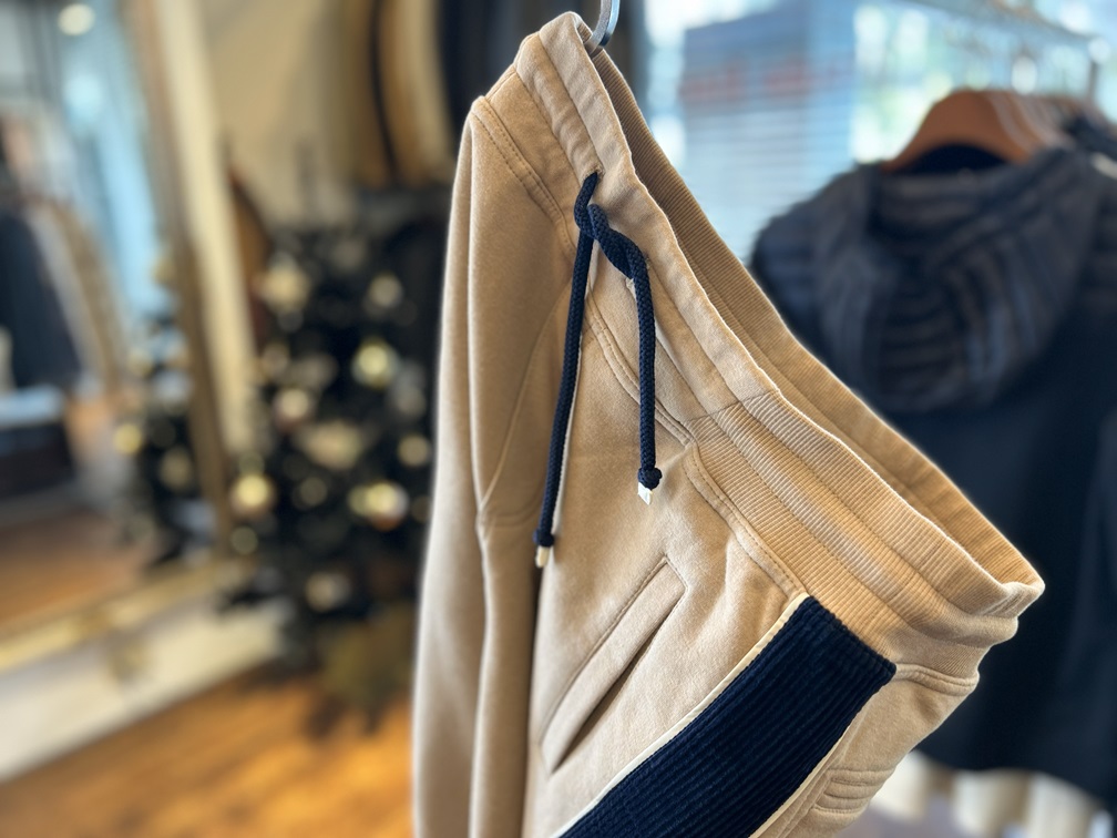 ネイビードローコードとホワイト先端が美しいスウェットパンツのウエストディテール