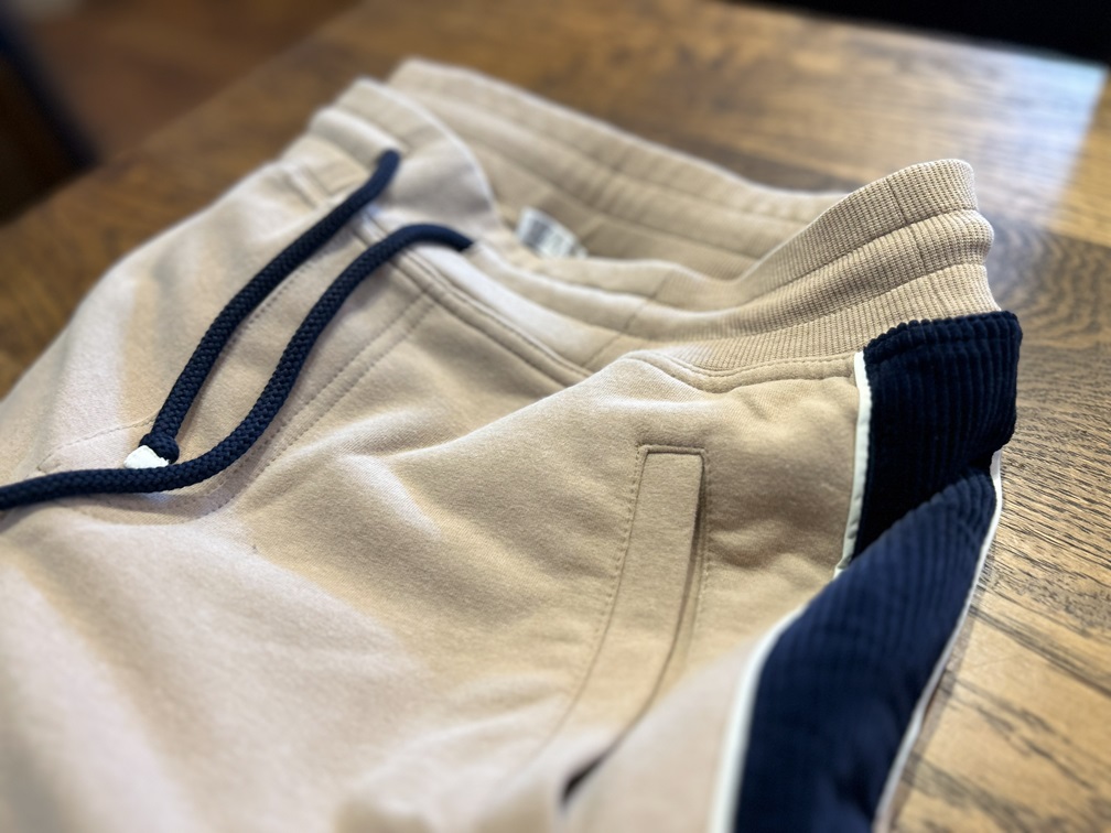 裏起毛仕様で柔らかなタッチを感じるスウェットパンツの生地アップ