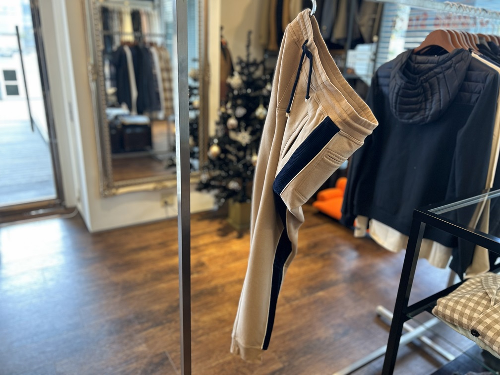 BRUNELLO CUCINELLIのコントラストサイドラインが映える上質スウェットパンツ