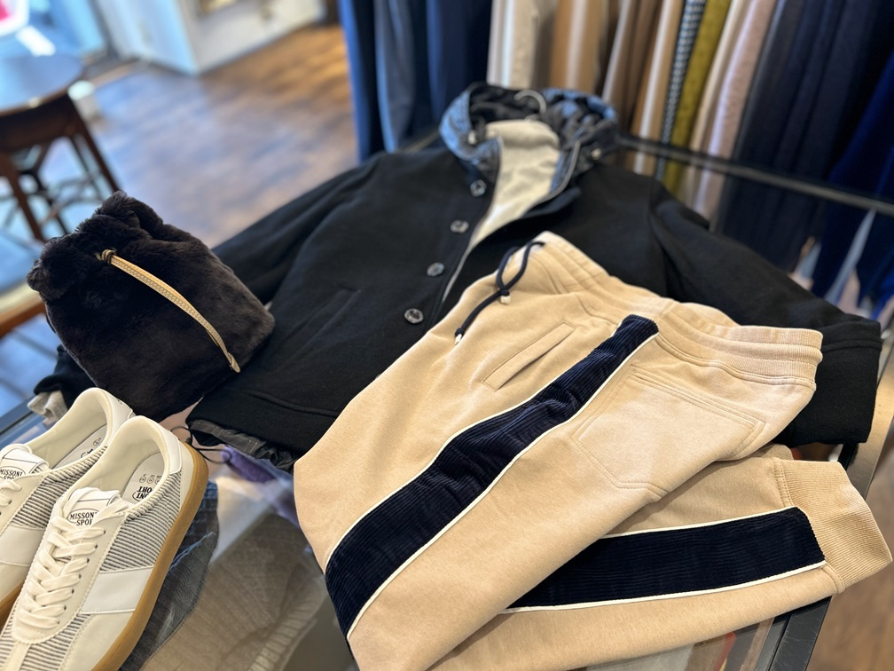 上品カジュアルに馴染むBRUNELLO CUCINELLIスウェットパンツのスタイリング提案