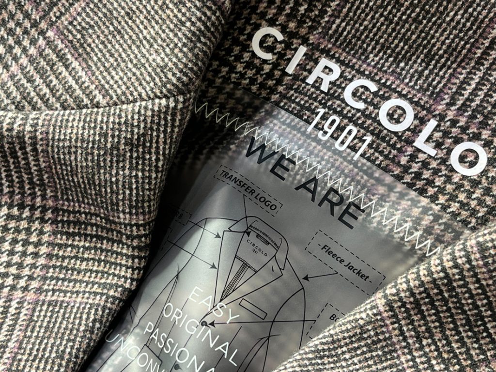 CIRCOLO1901のブランドネームが際立つ内タグ
