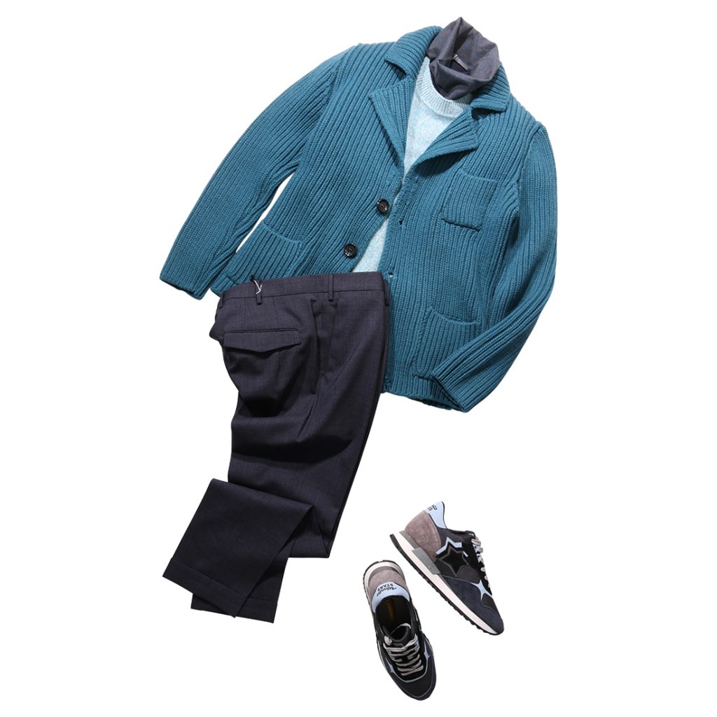 DANIELE FIESOLIのグリーンニットジャケットに、PT TORINOのダークネイビーパンツ、Atlantic STARSのスニーカーを合わせた大人のリラックスカジュアルコーデ