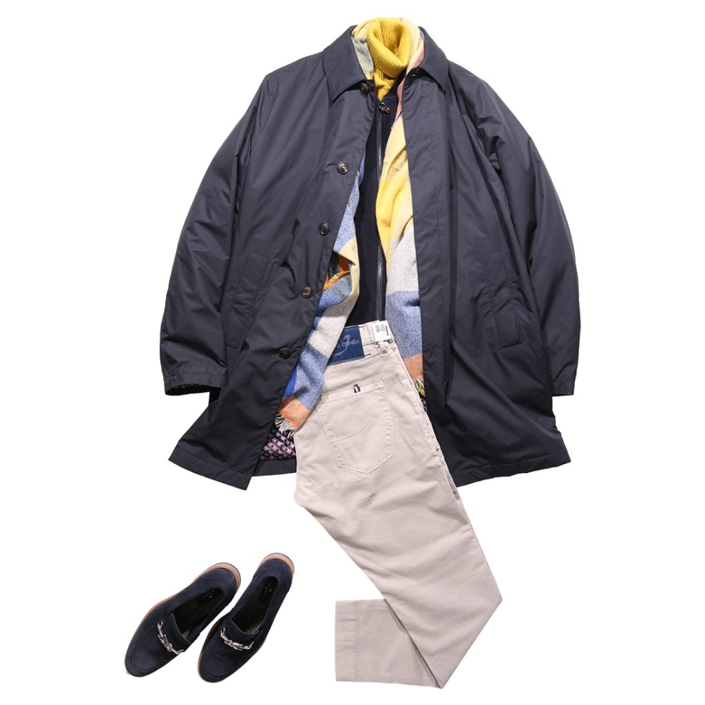 ニットとマフラーの重なりで表情をつけた、奥行きのある大人の冬のスタイリング