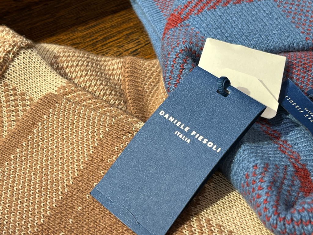 ブルー×レッドとベージュ×キャメルの2色展開のチェック柄ニットブルゾン