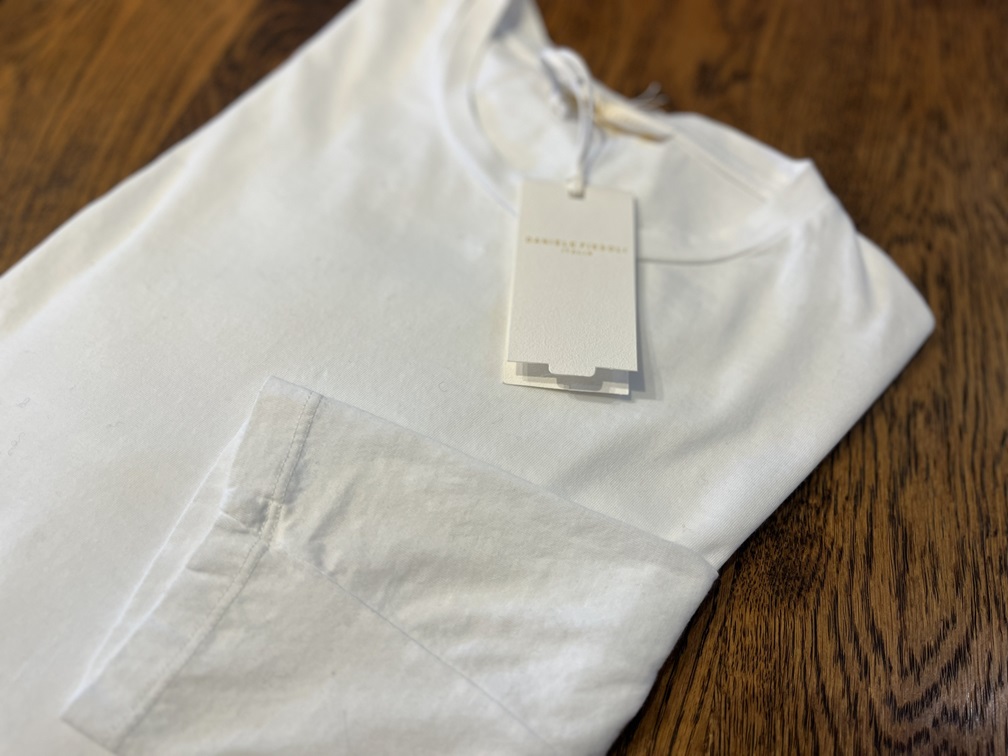 DANIELE FIESOLIのホワイトTシャツ（ポケット付き）を上品に畳んだ状態