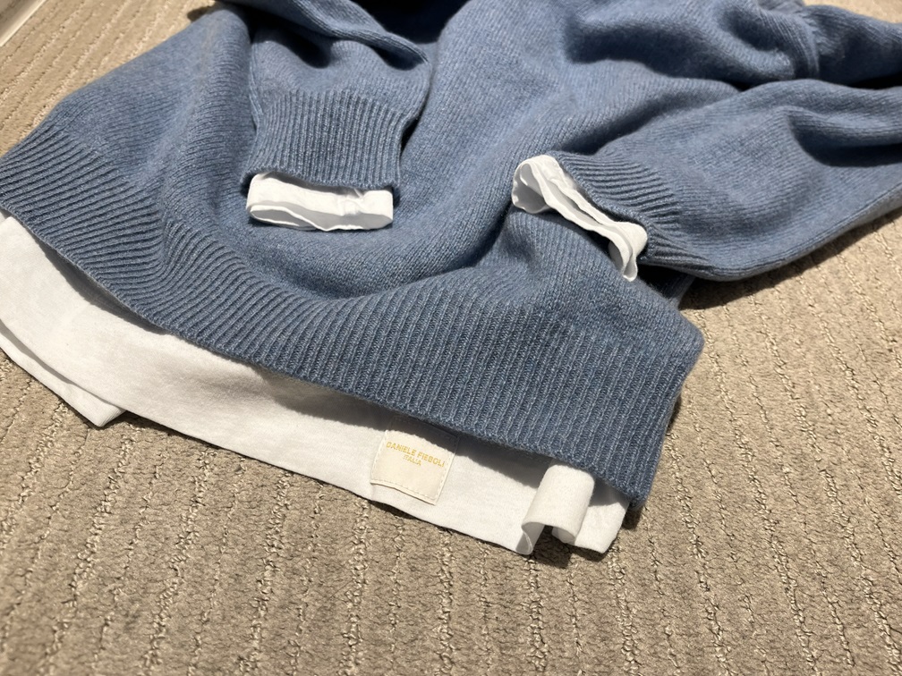 ニットとレイヤードしたDANIELE FIESOLIの白Tスタイリング例