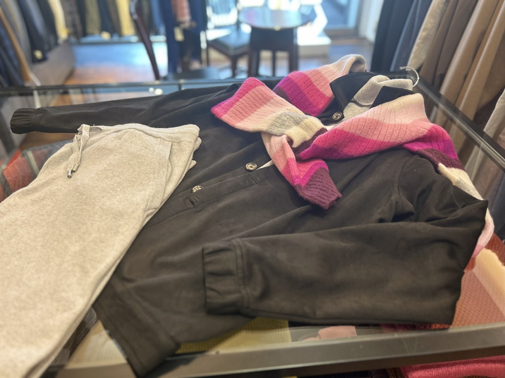 マルチボーダーニットを黒ブルゾンとグレーパンツに合わせた大人のカジュアルコーディネート