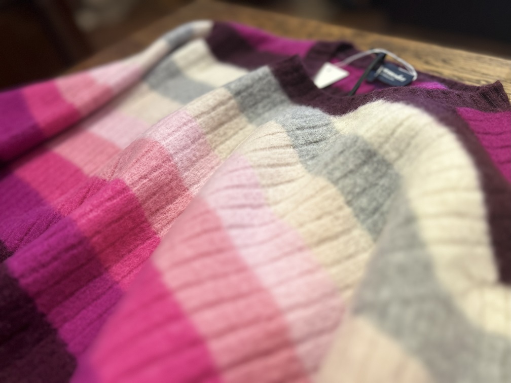 Drumohrニットの柔らかなラムウール素材と多色ボーダーの美しい質感をアップで写したディテール写真