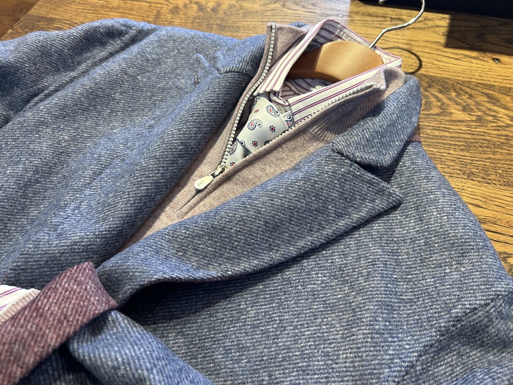 グレー面を活かした上品なレイヤードコーデ