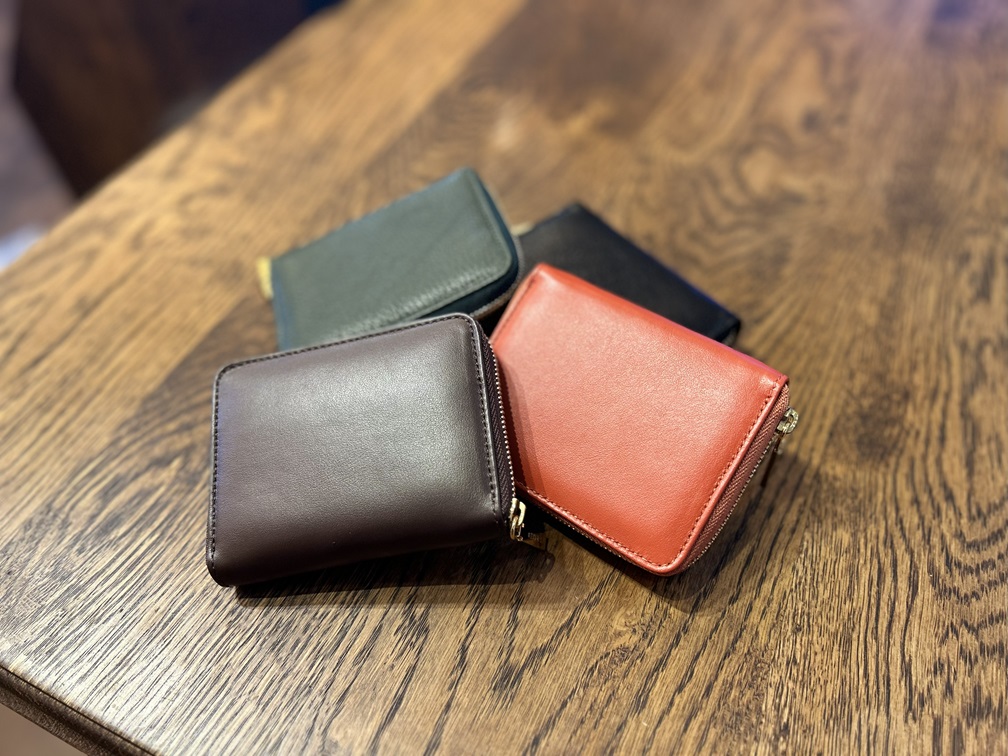 別角度から見た4色のETROミニ財布の写真