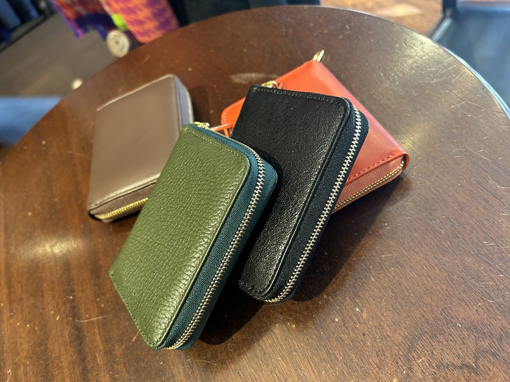 4色のETROミニ財布がテーブルに並んだ写真