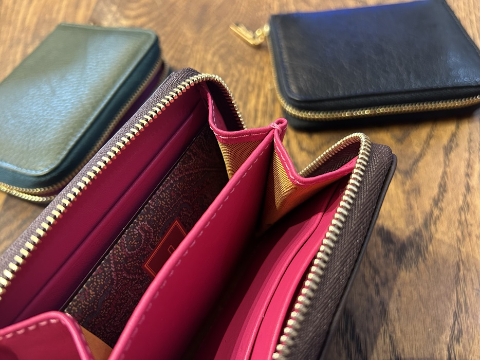 ETROミニ財布のピンク内装を写したアップ画像