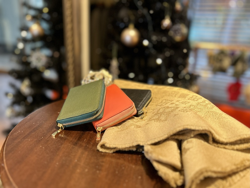 4色のETROミニ財布がテーブルに並んだ写真、クリスマス、プレゼント