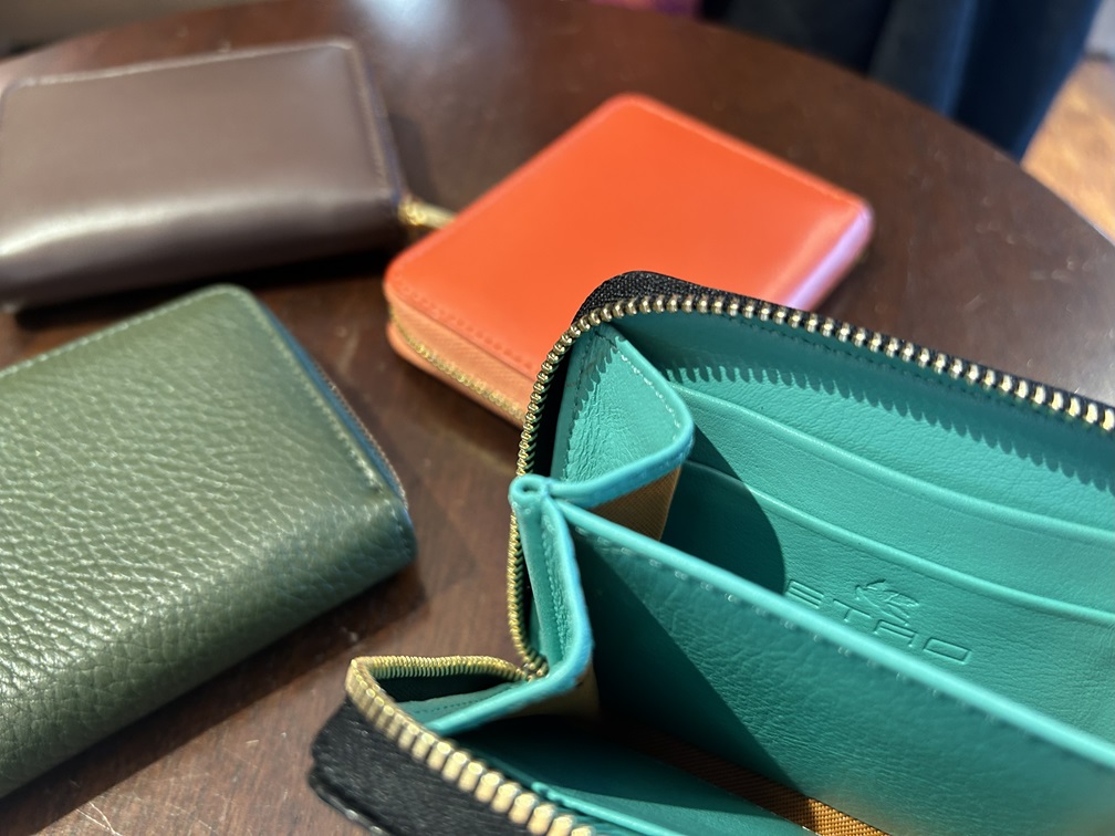 ETROミニ財布のターコイズ内装が見える写真