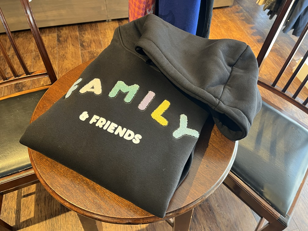 FAMILY FIRST パーカーをたたんだ状態・テーブルに置かれたイメージ