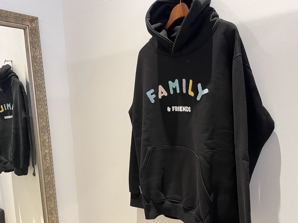 FAMILY FIRST 黒フーディーパーカー・フロントスタイル