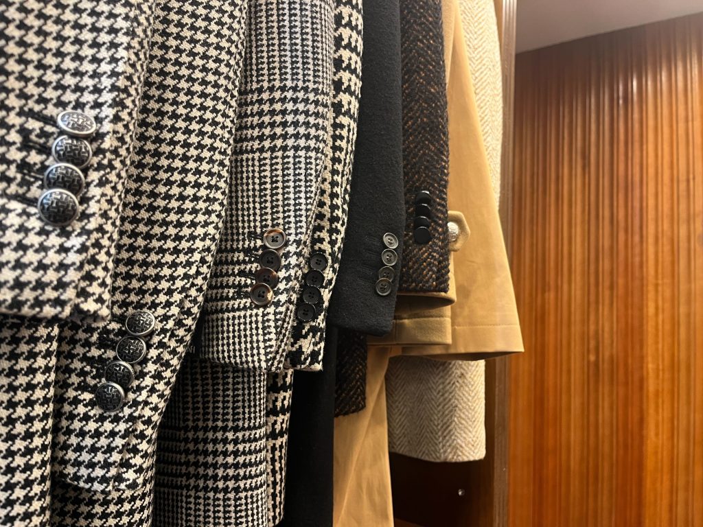 様々なコートが陳列された写真