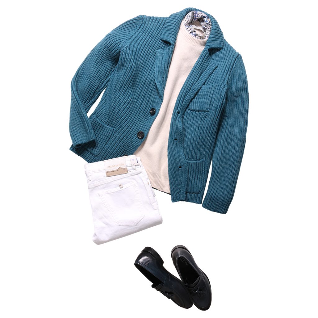 ターコイズのニットジャケットに白パンツを合わせた爽やかで上品な大人の冬コーデ。差し色ニットが柔らかい印象を与えるスタイリング。