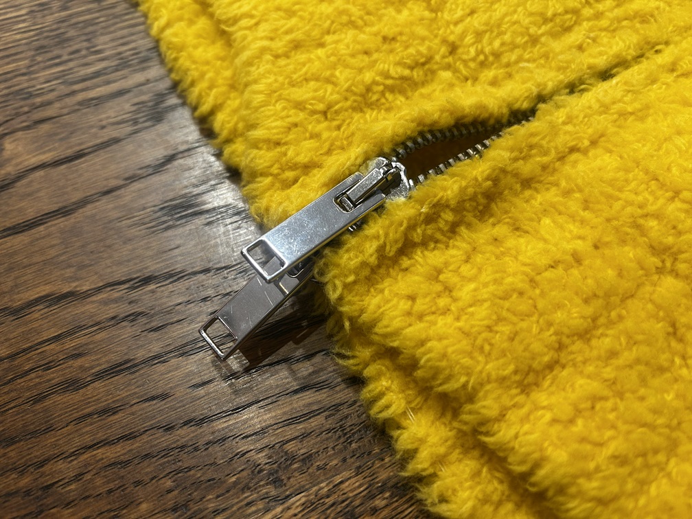 着こなしの幅を広げるダブルジップ仕様のディテール