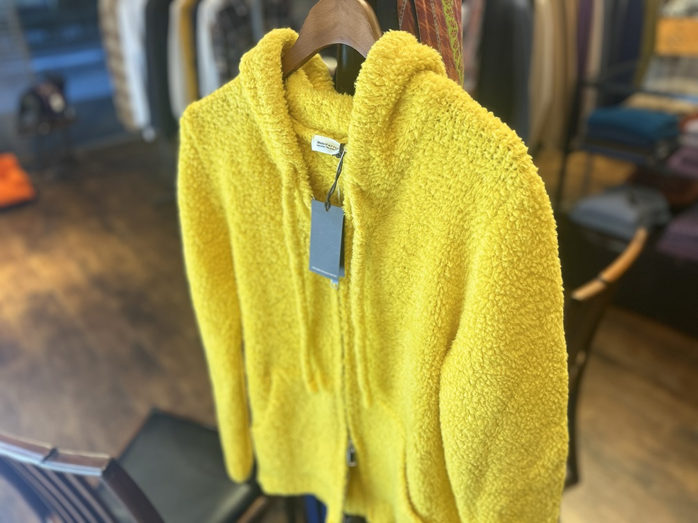 一枚で存在感を放つイエローニットパーカーの正面デザイン