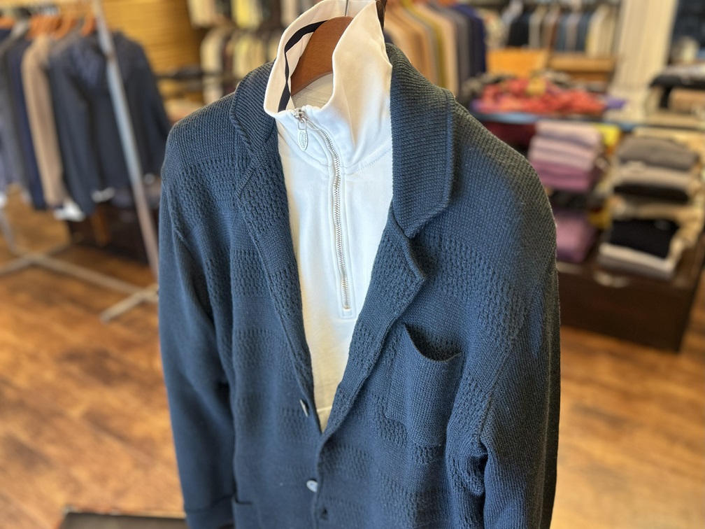 カーディガンと重ねたMISSONIトップスの大人コーデ例