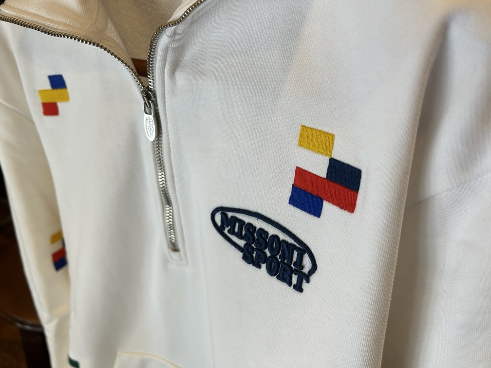 ジッパー部分のディテールとブランドロゴのアップ