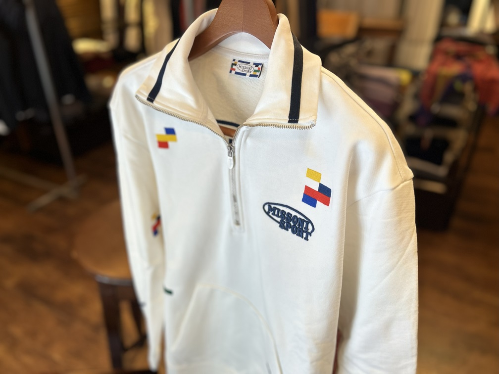 襟を開けて着用したMISSONIハーフジップの着こなし