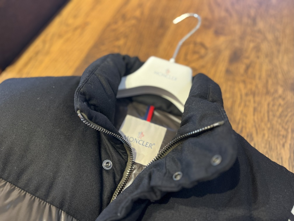 モンクレール AVEILLANの立ち襟とブランドネーム入りハンガー