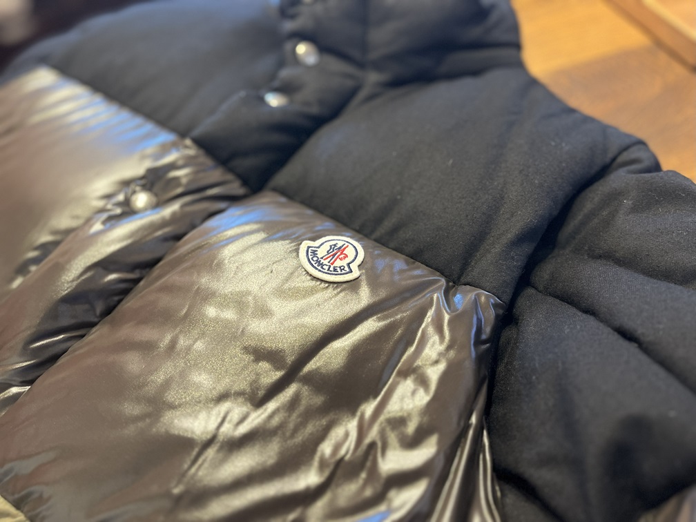 モンクレール AVEILLANの胸元ロゴディテール