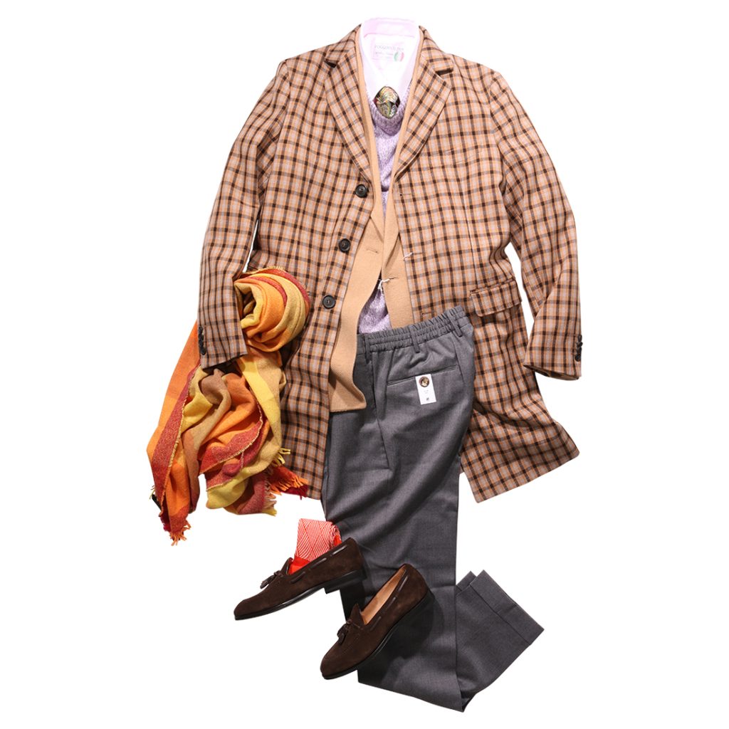 チェック柄コートとニットをレイヤードした冬の上質なスタイリング。柔らかな配色と素材感が調和した大人の着こなしに。