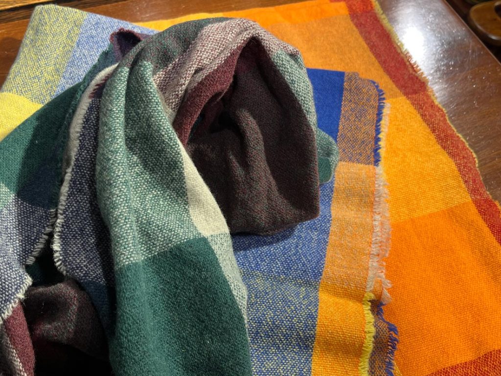 チェック柄のマフラー3色が重なったDANIELE FIESOLIの鮮やかなマフラー