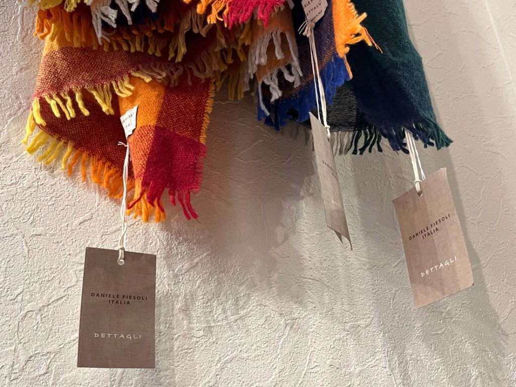 タグ付きで並んだDANIELE FIESOLIマフラーのカラーバリエーション