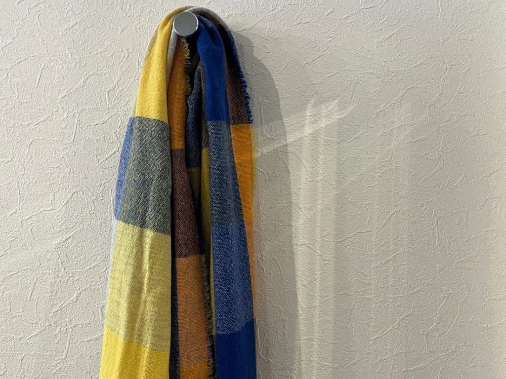 イエロー×ブルーの明るい配色が特徴のマフラー