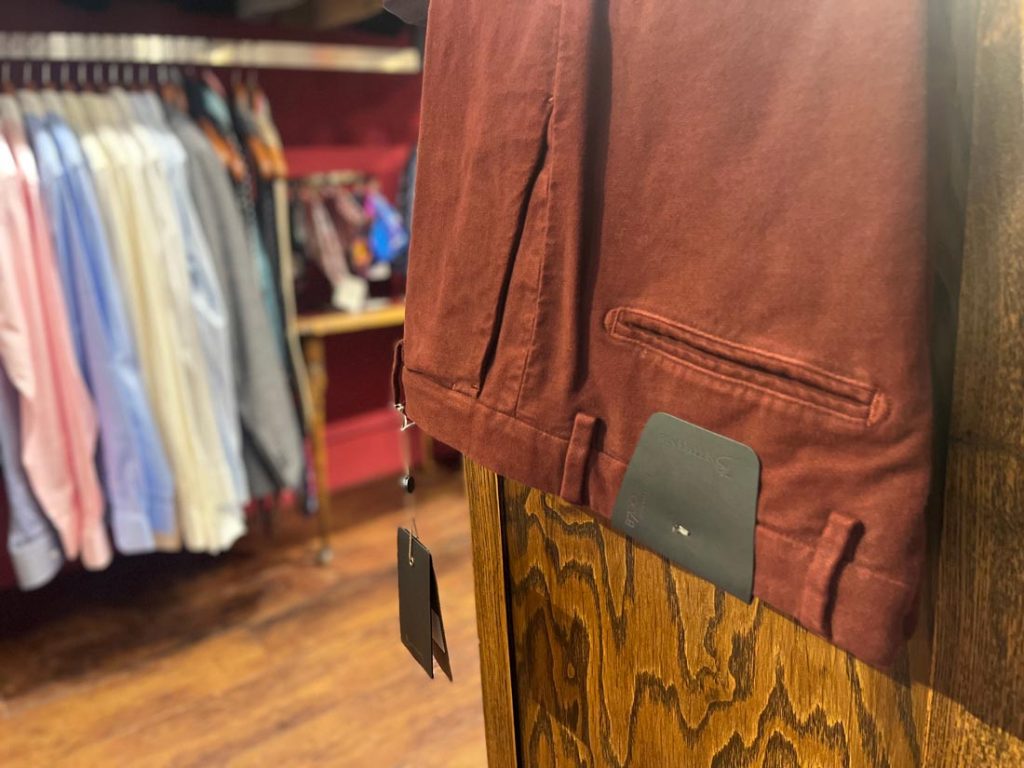 ブランドタグが見えるB SETTECENTOのバーガンディカラーのパンツ