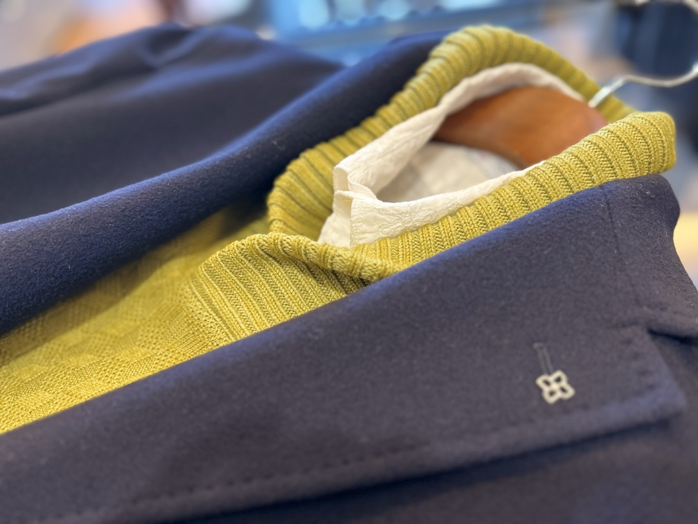 シャツと重ねたTAGLIATOREショールカラーニットのレイヤード