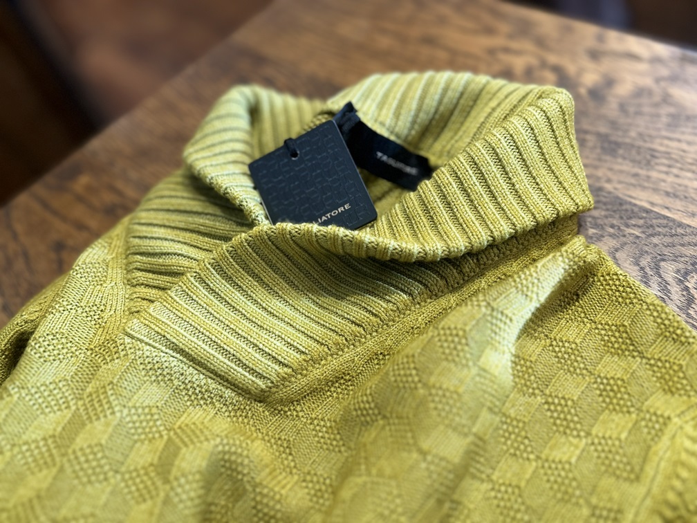 タリアトーレの編み柄が分かるショールカラーニットの近接