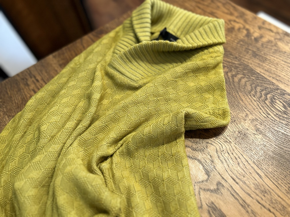 軽やかな生地感が伝わるTAGLIATOREニットのドレープ