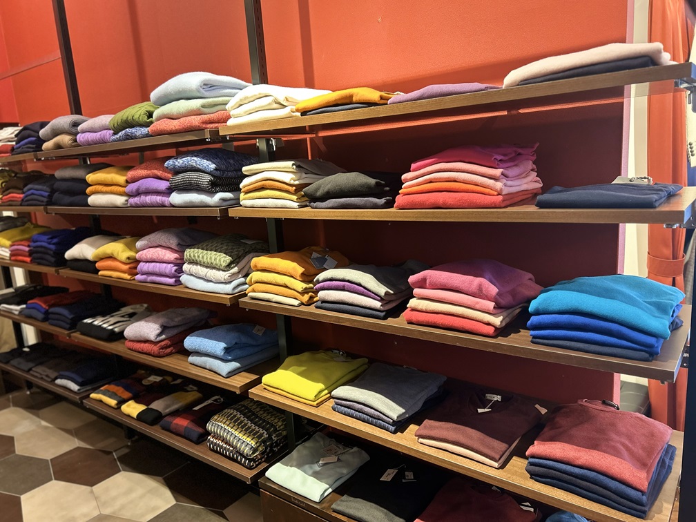 カラフルなニットが並ぶUTSUBO STOCKの店内ディスプレイ。新年に映える色使いが魅力
