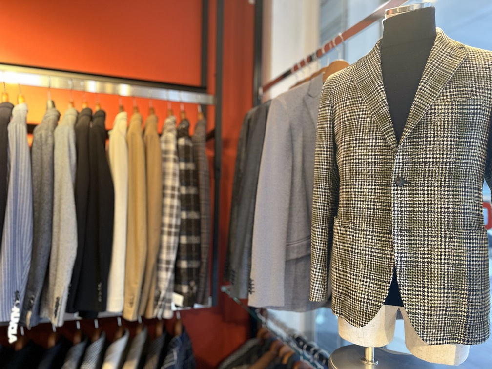 イタリアメンズブランドのジャケットが並ぶUTSUBO STOCK店内。チェック柄や無地の上質ジャケットが揃う