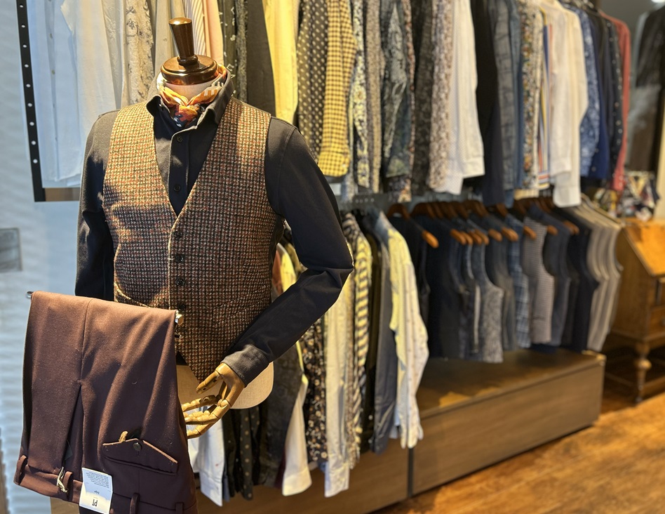 ジレとシャツを組み合わせたイタリアメンズのレイヤードスタイル。上品さと個性を両立