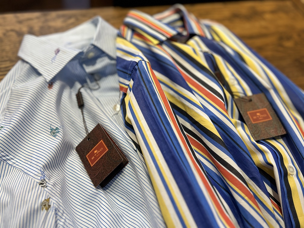 カラーストライプと刺繍が特徴のイタリアシャツ。コーディネートの主役になる一枚