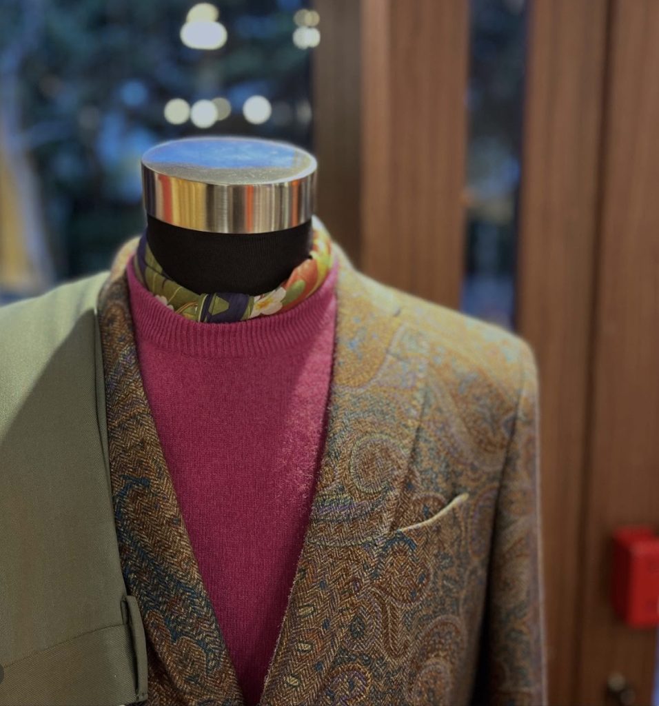 ペイズリージャケットとカラーニットのレイヤードコーディネート。イタリアメンズらしい色使いが映える