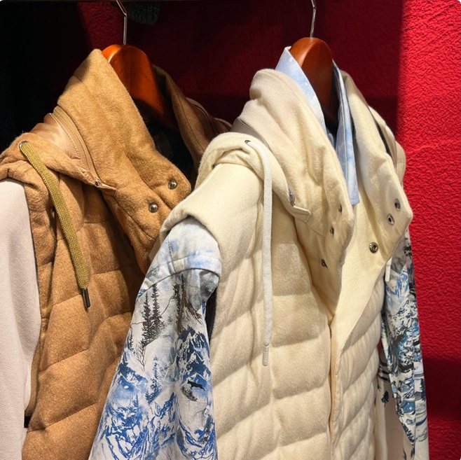 年始SALE対象のブルゾンとダウンベスト。冬本番に活躍するイタリアアウターのディスプレイ