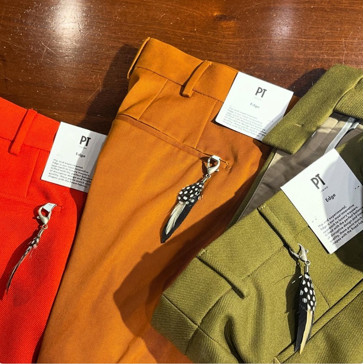 PT TORINOのカラーパンツ。ニューイヤーに映えるオレンジとグリーンのスラックス