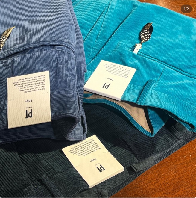 コーデュロイ素材のリラックスパンツ。快適さと上品さを兼ね備えた冬の定番